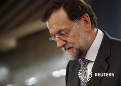 l presidente del Gobierno Mariano Rajoy mira hacia abajo durante una rueda de prensa conjunta con el presidente francés François Hollande (no fotografiado) tras su reunión en el Plaacio de la Moncloa, en Madrid, el 30 de agosto de 2012.