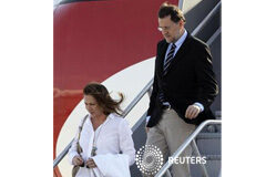 El G20 aumenta la presión sobre Europa por la crisis de la deuda El presidente del Gobierno español, Mariano Rajoy, y su esposa Elvira Fernández llegan al aeropuerto antes del comienzo de la cumbre del G-20 en Los Cabos, el 17 de junio de 2012