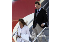El presidente del Gobierno español, Mariano Rajoy, y su esposa Elvira Fernández llegan al aeropuerto antes del comienzo de la cumbre del G-20 en Los Cabos, el 17 de junio de 2012