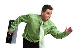 La Fiscalía, más ágil Hombre corriendo con maletin y traje