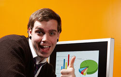 Mi colega es raro, raro, raro Hombre en una oficina con aspecto extraño