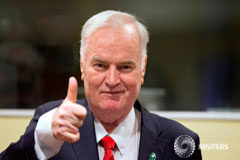 Un tribunal de la ONU condena a cadena perpetua por genocidio al exgeneral serbobosnio Mladic El ex comandante militar serbobosnio Ratko Mladic comparece en el Tribunal Penal Internacional por crímenes en la antigua Yugoslavia en La Haya, Países Bajos, el 22 de noviembre de 2017