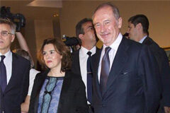 Los gestores de cajas nacionalizadas comparecerán en el Congreso Rodrigo Rato (D), junto a la vicepresidenta del Gobierno, Soraya Sáenz de Santamaría,