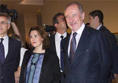 Rodrigo Rato (D), junto a la vicepresidenta del Gobierno, Soraya Sáenz de Santamaría,