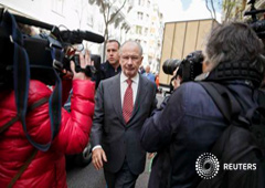 Rato rodeado de medios de comunicación camino a su entrada a su oficina, el 17 de abril de 2015
