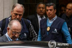 Fiscalía pide cuatro años y medio de cárcel para Rato en caso tarjetas black Rato acompañado por agentes de la Agencia Tributaria en el marco de una investigación sobre un presunto delito fiscal el 16 de abril de 2016