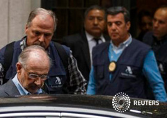 Rato acompañado por agentes de la Agencia Tributaria en el marco de una investigación sobre un presunto delito fiscal el 16 de abril de 2016