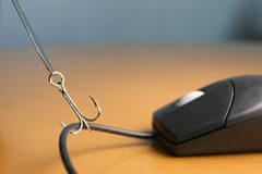 Practicar el método Phishing conduce a prisión a cuatro personas Un ratón cogido por un anzuelo