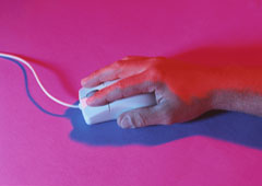 Un mano utilizando un ratón de ordenador.