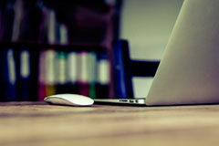 Las empresas tienen que avisar a los trabajadores para controlar sus dispositivos Un ratón y un portátil sobre la mesa