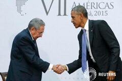 EEUU y Cuba se centrarán en la reapertura de embajadas en conversaciones en Washington Raúl Castro, dando la mano al presidente estadounidense, Barack Obama, el 11 de abril 2015 durante la cumbre bilateral de las Americas en Ciudad de Panamá