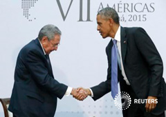 Raúl Castro, dando la mano al presidente estadounidense, Barack Obama, el 11 de abril 2015 durante la cumbre bilateral de las Americas en Ciudad de Panamá