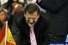 La campaña del 20-N arranca marcada por el paro y la crisis Mariano Rajoy, candidato a la presidencia del gobierno por el Partido Popular (PP), estrecha manos con sus seguidores al término del acto inaugural de la campaña electoral en Castelldefells