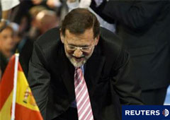 Mariano Rajoy, candidato a la presidencia del gobierno por el Partido Popular (PP), estrecha manos con sus seguidores al término del acto inaugural de la campaña electoral en Castelldefells
