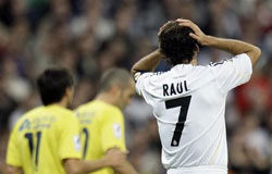 ¿Qué pasa con los derechos de imagen de los futbolistas? Raúl del Real Madrid se lleva las manos a la cabeza durante el partido de Copa del Rey contra el Alcorcón en el estadio Santiago Bernabéy, el 10 de noviembre de 2009.