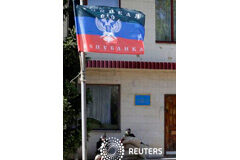 Los rebeldes prorrusos realizarán el referéndum, retando a Putin Unos separatistas prorrusos armados custodian una calle cerca de un edificio de la administración en Donetsk, el 6 de mayo de 2014