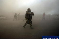 Rebeldes libios dicen Gadafi ha ofrecido hablar sobre su marcha Rebeldes heridos durante una ofensiva aérea en Ras Lanuf, el 7 de marzo de 2011.
