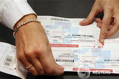 Suspensión cautelar del euro por receta-remision a los dictamens del consejo de estado Una farmaceutica con dos recetas en una botica madrileña