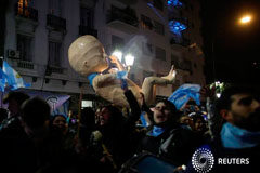 El Senado argentino rechaza legalizar el aborto Activistas contrarios al aborto se manifestan mientras los legisladores votaba el proyecto de ley de legalización del aborto en Buenos Aires, Argentina, el 8 de agosto de 2018