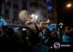 Activistas contrarios al aborto se manifestan mientras los legisladores votaba el proyecto de ley de legalización del aborto en Buenos Aires, Argentina, el 8 de agosto de 2018