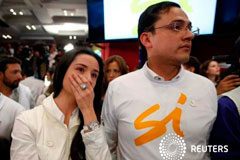 Los colombianos rechazan el acuerdo de paz con las FARC Una votante por el "Sí" llora luego de conocerse que la mayoría de los colombianos votó "No" en un plebiscito sobre un acuerdo de paz entre el Gobierno y la guerrilla de las FARC