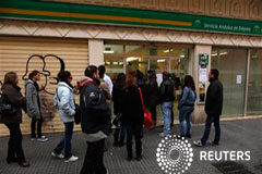 España cierra 2011 con un récord de 5,27 millones de parados Varias personas esperan la cola para entrar en una oficina de empleo en Málaga, el 27 de enero de 2012.