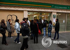 Varias personas esperan la cola para entrar en una oficina de empleo en Málaga, el 27 de enero de 2012.