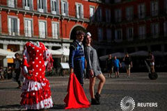 Por un puñado de dólares Una turista posa junto a un hombre vestido de torero en la Plaza Mayor de Madrid el 30 de septiembre de 2016