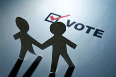 Electoralismo y protección de datos: un necesario equilibrio Dos muñequitos recortables y la palabra vote