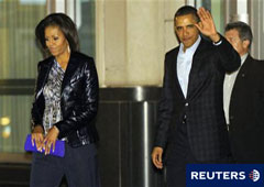 El presidente de EEUU, Barack Obama, saluda a su salida de un restaurante junto a su esposa Michelle Obama en Washington, el 7 de mayo de 2011.