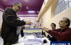 Cataluña tramitará una propuesta de referéndum independentista un hombre vota en un "referéndum" informal en El Masnou, el 13 de diciembre de 2009.