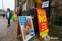 Los escoceses comienzan a votar en su referéndum de independencia Varias personas salen de un centro de votación en Edimburgo, el 18 de septiembre de 2014