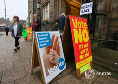 Varias personas salen de un centro de votación en Edimburgo, el 18 de septiembre de 2014