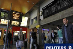 La huelga por las pensiones en Francia prueba la fuerza sindical En la imagen, varios viajeros en la estación de tren de Nantes el 7 de septiembre de 2010.