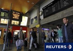 En la imagen, varios viajeros en la estación de tren de Nantes el 7 de septiembre de 2010.