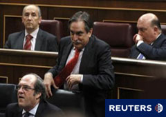 El ministro de Trabajo, Valeriano Gómez (C), en el Congreso el 22 de junio de 2011 en Madrid.