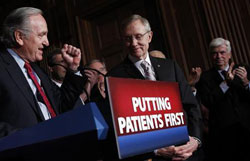 el líder de lamayoría en el Senado Larry Reid (centro) felicitado por el senador Tom (izquierda) y el senador Christopher Dodd después de que la reforma sanitaria pasara el trámite del Senado, el 25 de marzo de 2010.