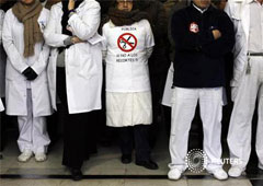 Trabajadores del sector sanitario protestan contra los recortes en Sanidad en el hospital Ramón y Cajal de Madrid