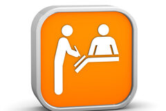 El registro de la jornada en los contratos a tiempo parcial: una nueva obligación para la empresa Dentro de un recuadro naranja, 2 figuras una apuntando algo y otra en el mostrador