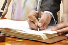 Registros y Notariado aceptará el nombre de Lobo: «No confunde el sexo, no atenta a la dignidad y es bonito» Imagen firmando en un libro