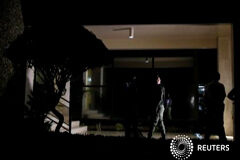 La fiscalía de Panamá registra las oficinas de Mossack Fonseca Oficiales de policía montan guardia a la entrada del bufete de abogados panameño en Ciudad de Panamá, el 12 de abril de 2016