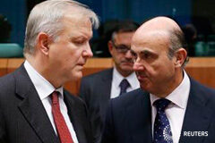 Bruselas ve riesgo en los presupuestos de España de 2014 y pide medidas El comisario europeo de Asuntos Económicos y Monetarios, Olli Rehn, escucha al ministro de Economía español, Luis de Guindos (D), en una reunión del Eurogrupo en Bruselas, el 14 de noviembre de 2013