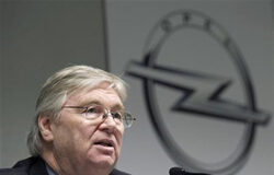 GM dice que recortará 9.000-9.500 puestos en Opel en Europa Reilly ofrece una rueda de prensa en la fábrica de GM en Figueruelas, cerca de Zaragoza, el 19 de noviembre de 2009