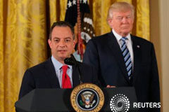 La Casa Blanca promete luchar contra los medios por su cobertura sobre Trump El presidente de Estados Unidos Donald Trump de pie detrás del jefe de gabinete Reince Priebus luego de la toma de juramento del personal en la Casa Blanca en Washington DC, EEUU, el 22 de 2017