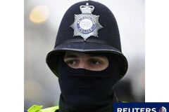 La Comisión Europea publica el proyecto de acuerdo de retirada del Reino Unido de la Unión Europea Un policía durante una manifestación en Londres el 30 de noviembre de 2010.