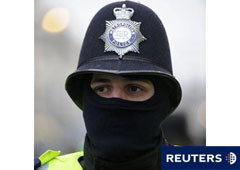 Un policía durante una manifestación en Londres el 30 de noviembre de 2010.
