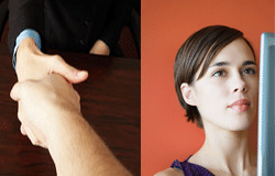 ¿Qué me conviene: cara a cara o redes sociales? Dos personas dándose la mano y una mujer frente al ordenador