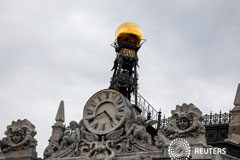 Bruselas propondrá acabar con el cambio de hora en la UE Imagen del reloj del Banco de España en Madrid, España, el 22 de mayo de 2018
