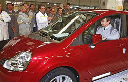 Renault garantiza trabajo en Valladolid durante 10 años Coche rojo de la marca Renault