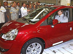 Coche rojo de la marca Renault Coche rojo de la marca Renault